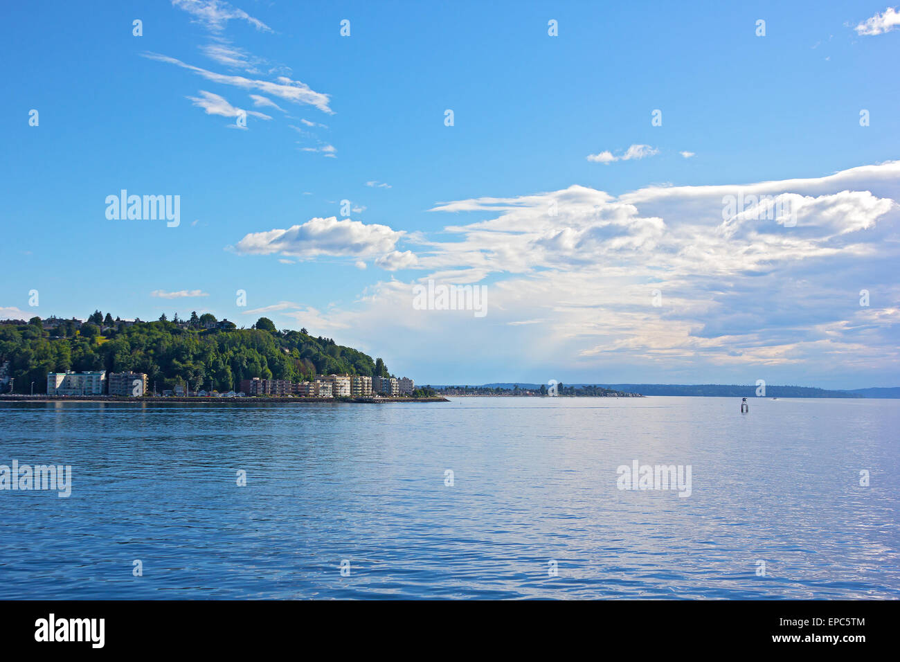 Ruhigen Gewässern des Puget Sound vor Sonnenuntergang in Seattle, USA. Malerischen Panorama des Puget Sounds in Seattle mit Bergkette auf eine ho Stockfoto