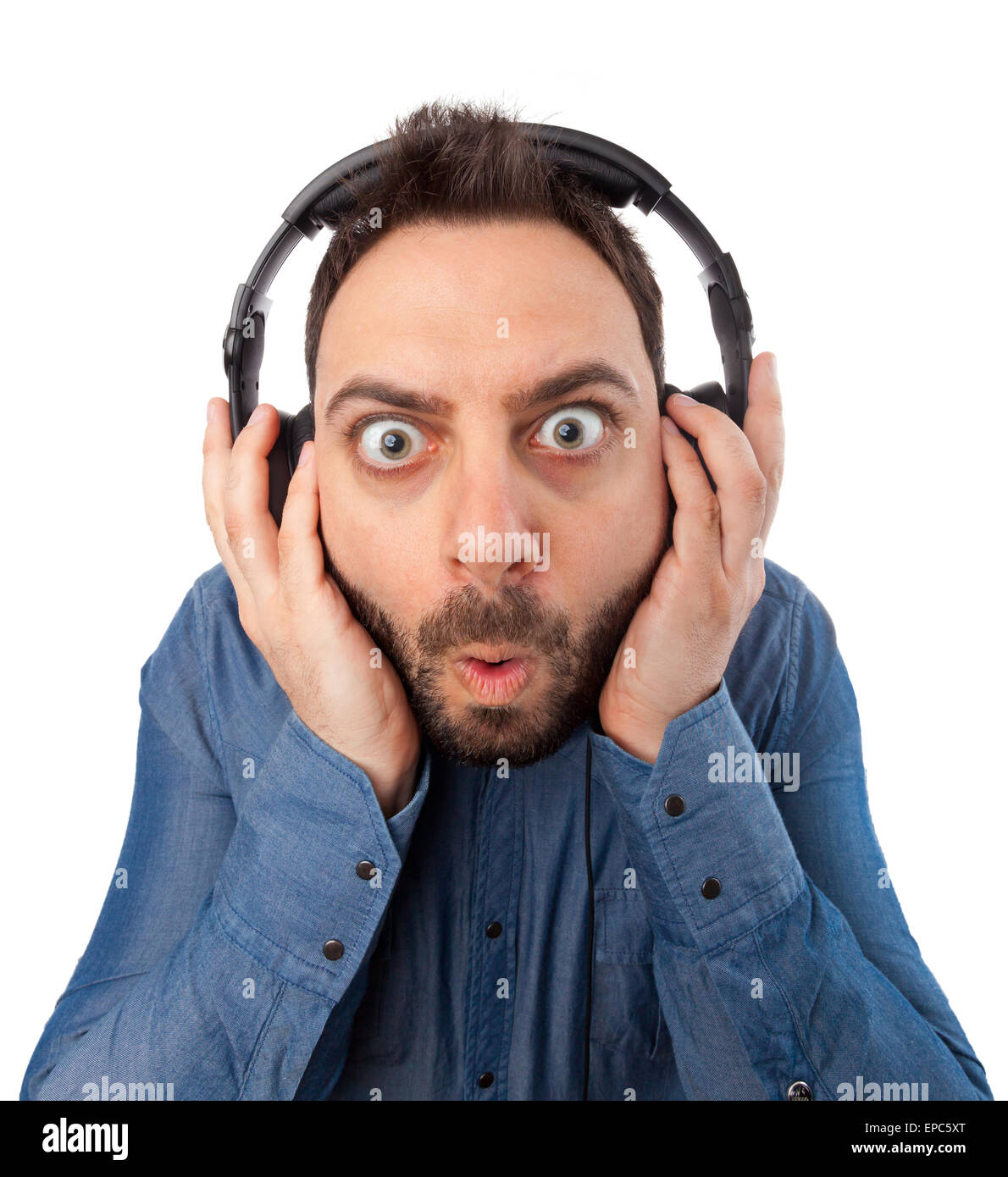 Young überrascht Man mit Kopfhörern auf weißem Hintergrund. Stockfoto