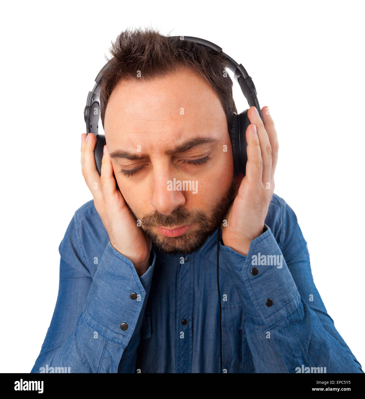 Junger Mann beim Musikhören mit professioneller Kopfhörer. Stockfoto