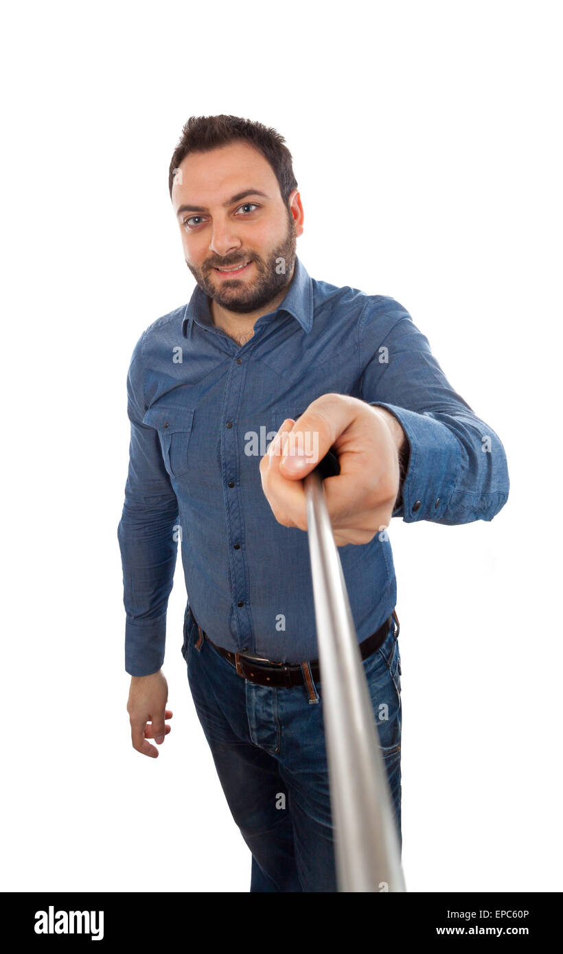 Selfie eines jungen Mannes mit Selfie Stick auf weißem Hintergrund. Stockfoto
