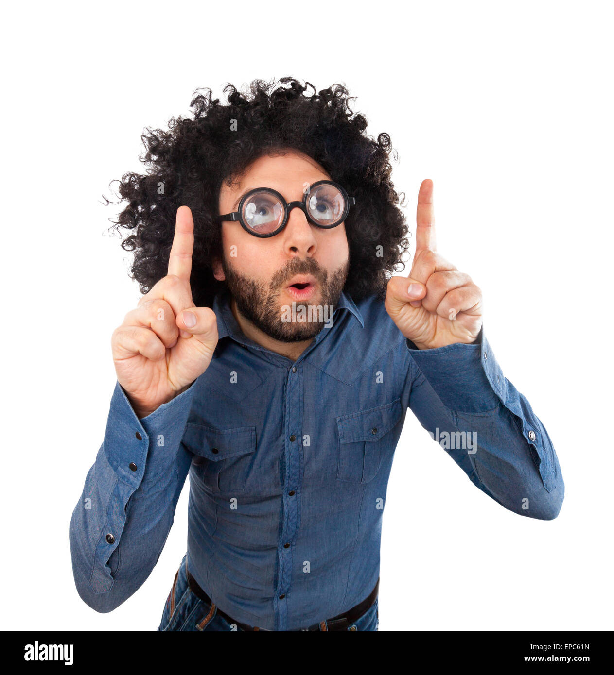 Lustiger Mann mit Perücke und zeigt mit den Fingern einen leeren Raum Stockfoto