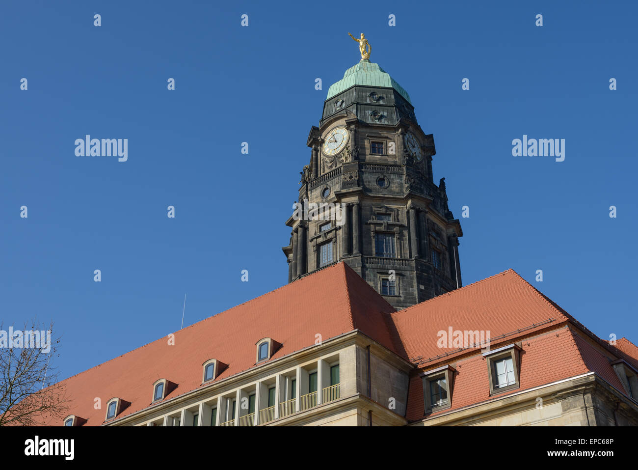 Ansicht des alten barocken Turm des neuen Rathauses von Kreuz-Straße der Rathaus-Platz in Dresden, Sachsen, Deutschland. Stockfoto