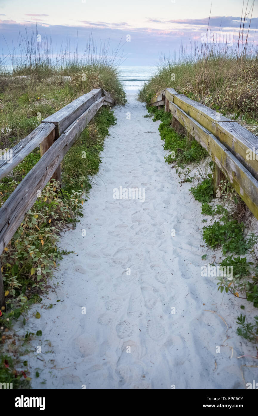 Weißen Sand Eingabepfad zu Floridas Jacksonville Beach an einem ruhigen Morgen kurz vor Sonnenaufgang. Stockfoto