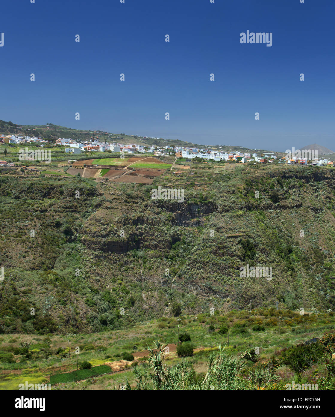 Gran Canaria, im Landesinneren Nortern Teile, Blick über Barranco de Azuaje aus Firgas auf Moya, Teneriffa in Facr Abstand Stockfoto