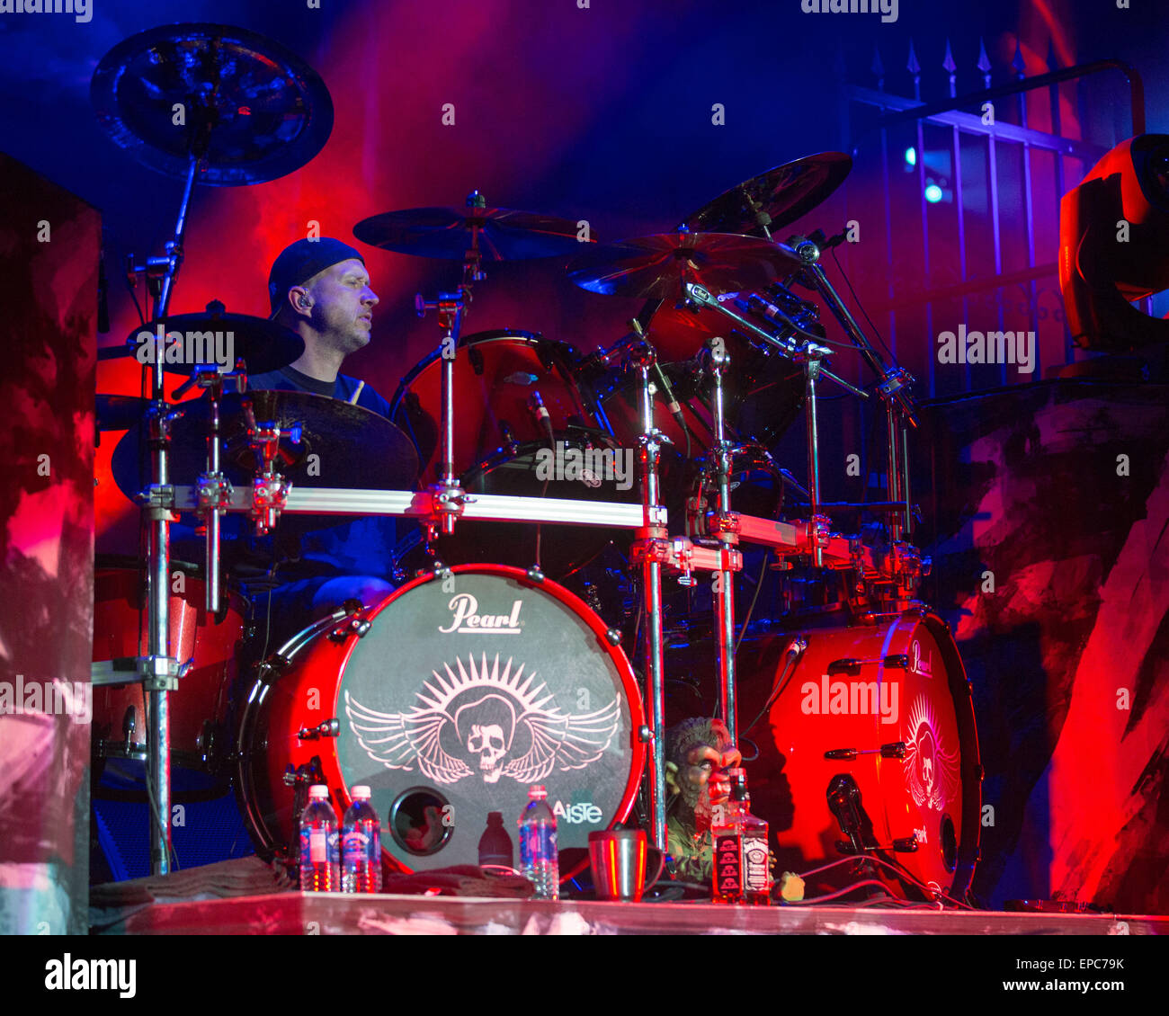 Madison, Wisconsin, USA. 10. Mai 2015. Drummer JON LARSEN von Volbeat tritt während der WJJO Mayday Maylay am Alliant Energy Center in Madison, Wisconsin © Daniel DeSlover/ZUMA Draht/Alamy Live News Stockfoto