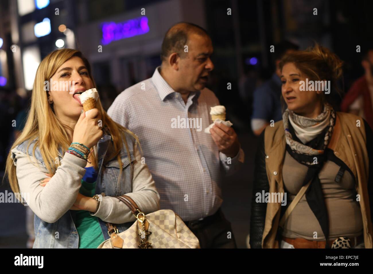Istanbuls Istiklal Caddesi Abendspaziergang mit Eis Stockfoto