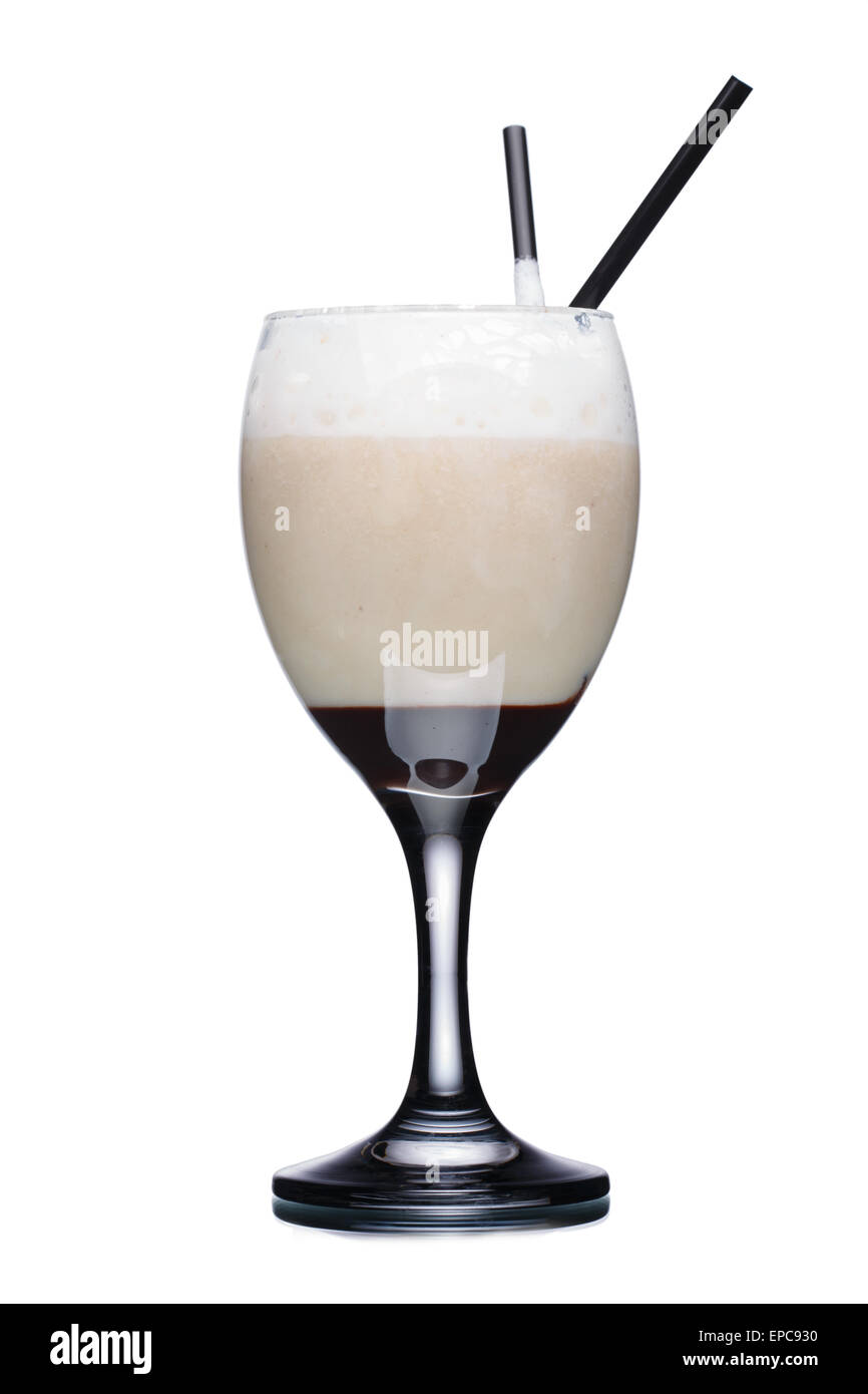 Milch chocolated Cocktail im Weinglas mit schwarzen Strohhalmen. Frische, saubere Optik. Stockfoto
