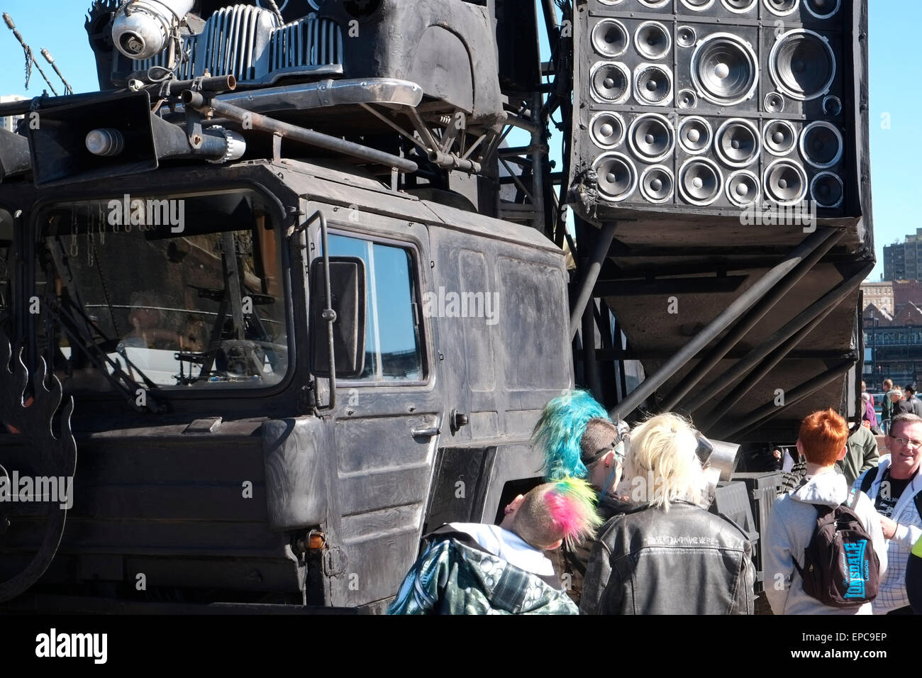 Mad Max-Fury Road kam nach Sydney schließen Teile des Zentrums, eine Promo zu Filmen und Hinterlegung ihrer Monster-Fahrzeuge bei kreisförmigen Q Stockfoto