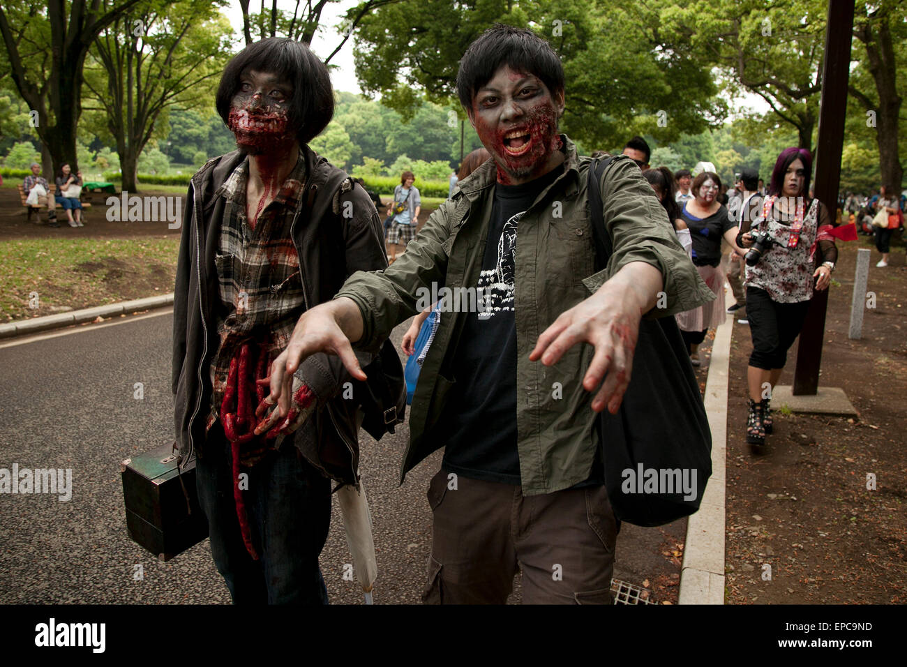 Tokio, Japan. 16. Mai 2015. Teilnehmer verkleidet als Zombies durch Yoyogi Park am 16. Mai 2015, Tokio, Japan spazieren. Der jährliche Yoyogi Park Zombie Walk betrifft Menschen aller Altersgruppen als Zombies verkleiden und verwandelte in der wandelnden Toten. Die Event-Website weist Teilnehmer über Zombies Manieren wie nicht jagen, Zuschauer und keine littering. Bildnachweis: Rodrigo Reyes Marin/AFLO/Alamy Live-Nachrichten Stockfoto