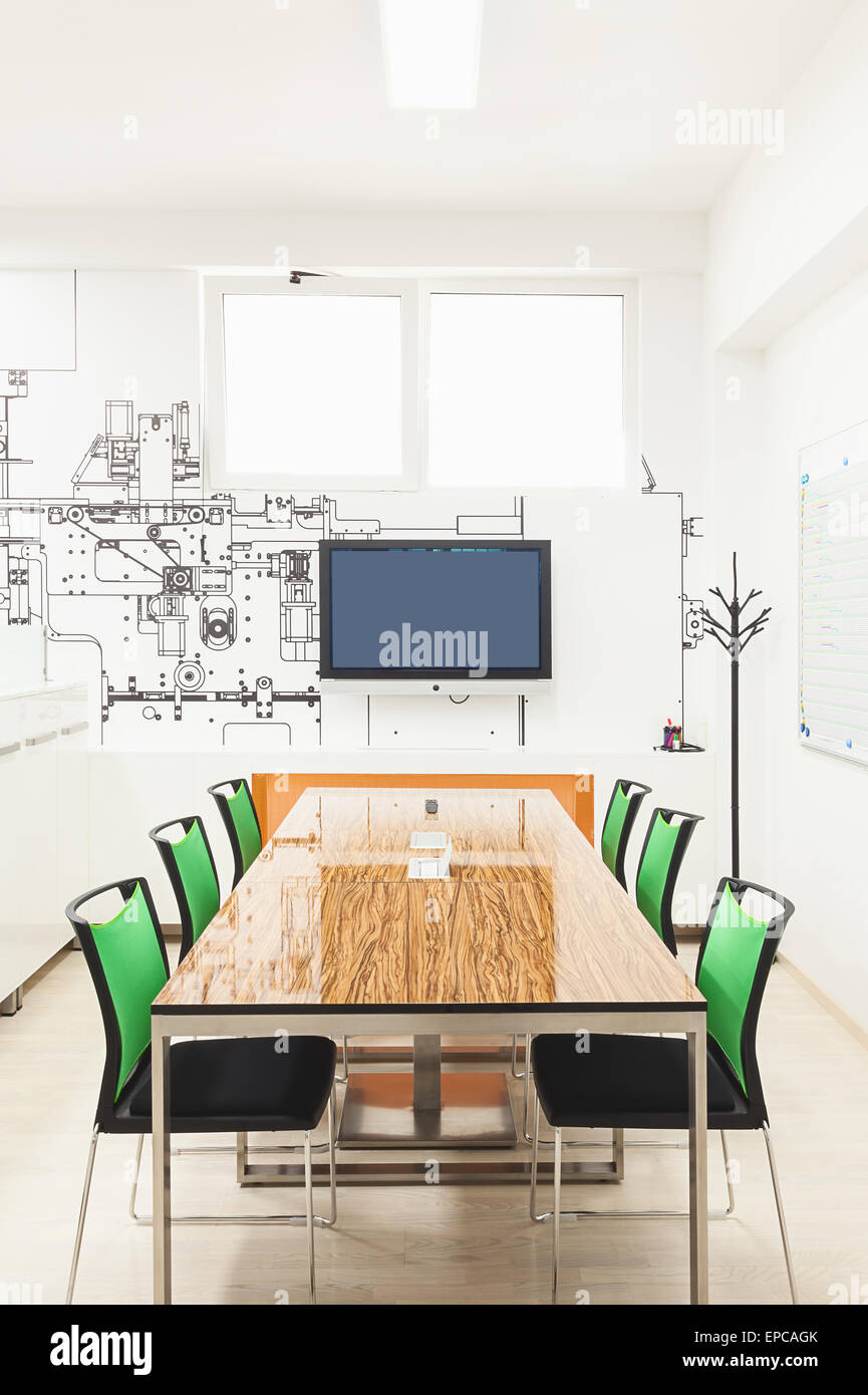 Büroeinrichtung in weiß mit gedruckten Tapeten präsentiert Teil einer Maschinenstruktur. Stockfoto