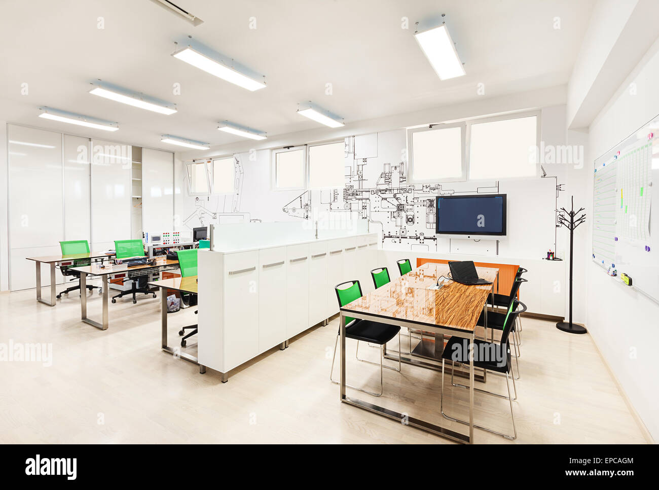Büroeinrichtung in weiß mit gedruckten Tapeten präsentiert Teil einer Maschinenstruktur. Stockfoto