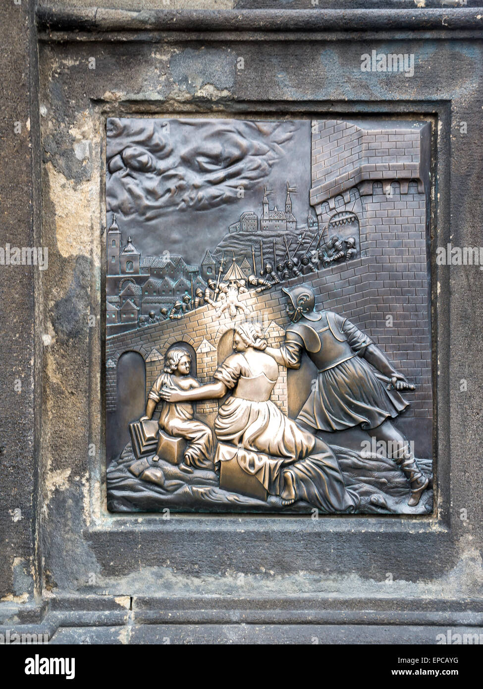 Einer der zwei Gedenktafeln angebracht, um St. Johannes von Nepomuk-Statue auf der Karlsbrücke, Praque, Chech Republik Stockfoto