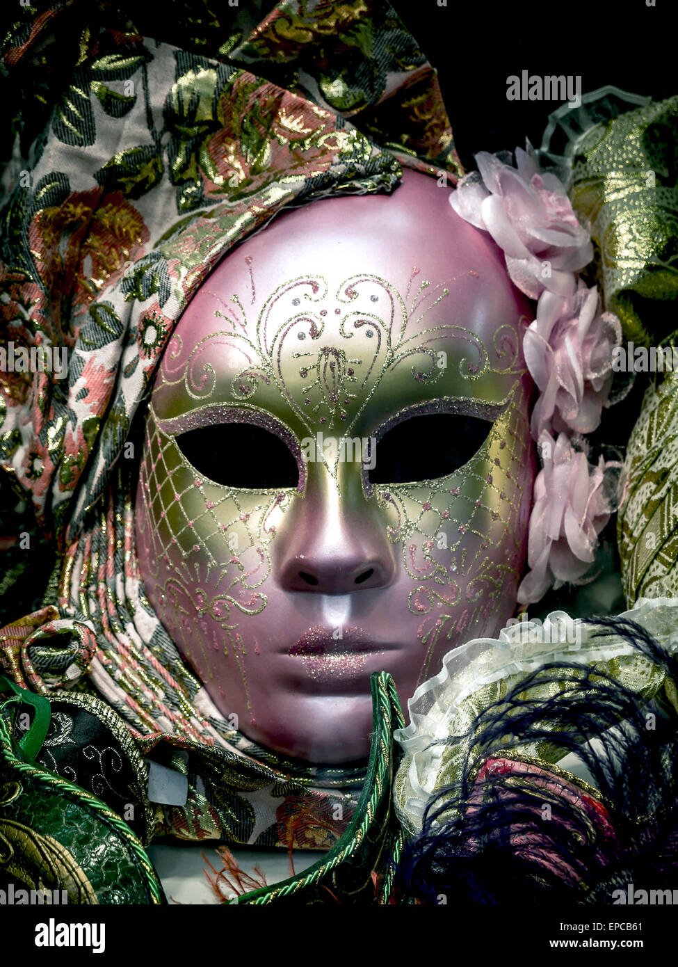 Rosa venezianische Maske auf schwarzem Hintergrund Stockfoto