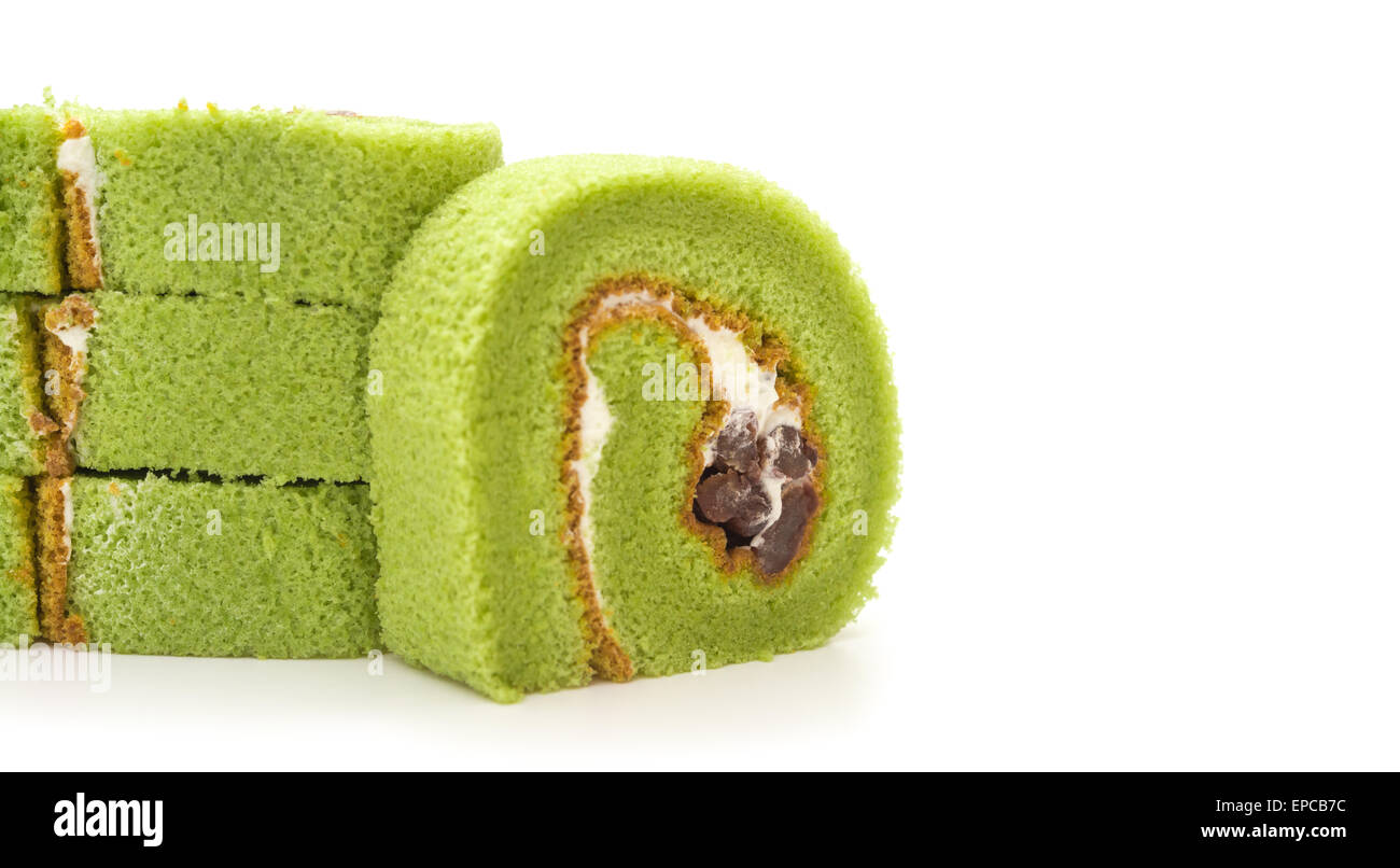 vier Stücke von leckeren Kuchen gemacht von grünem Tee und mungobohne Bean auf weißem Hintergrund mit Textfreiraum Stockfoto