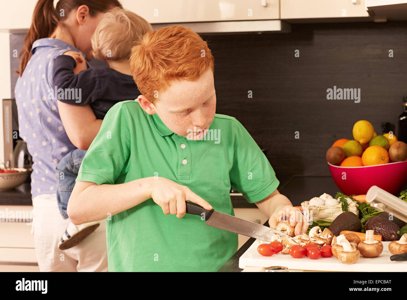 Mutter und Kind in der Küche Stockfoto