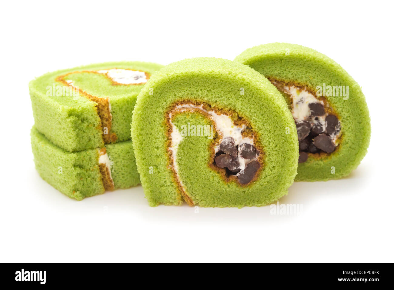vier Stücke von leckeren Kuchen gemacht von grünem Tee und mungobohne Bean auf weißem Hintergrund Stockfoto