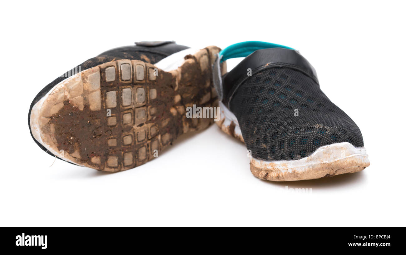 schmutzige Schuhe auf weißem Hintergrund Stockfoto