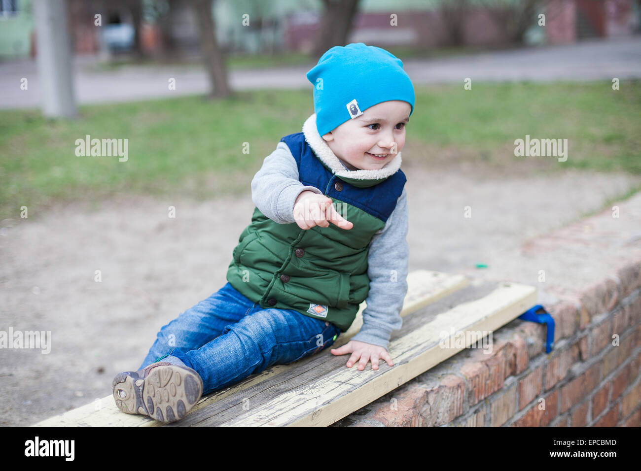 Kleiner Junge am Spielplatz Stockfoto