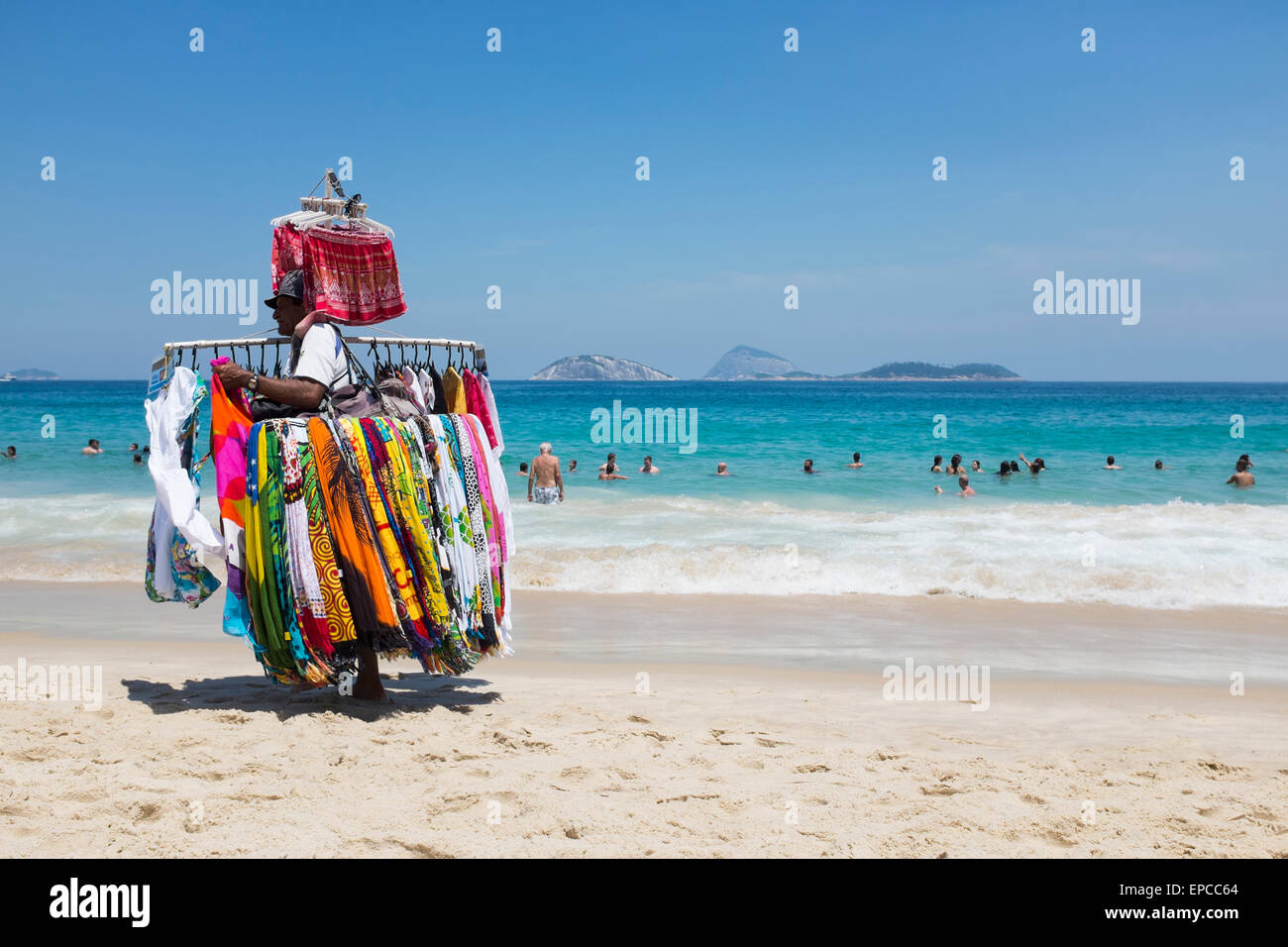 RIO DE JANEIRO, Brasilien - 15. März 2015: Verkaeufers Strand verkaufen hell farbige Kleider trägt waren am Strand von Ipanema. Stockfoto