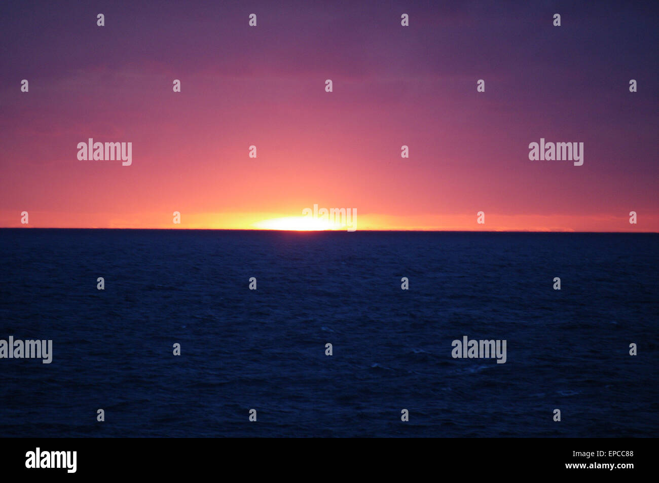 Rosa Sonnenuntergang über Nordsee Horizont,Sonnenuntergang,über,Wasser,Dämmerung,Himmel,Meer,Nord,Meer,Sonnenuntergang natürliche Beleuchtung, Naturlandschaft, ungefiltert Stockfoto