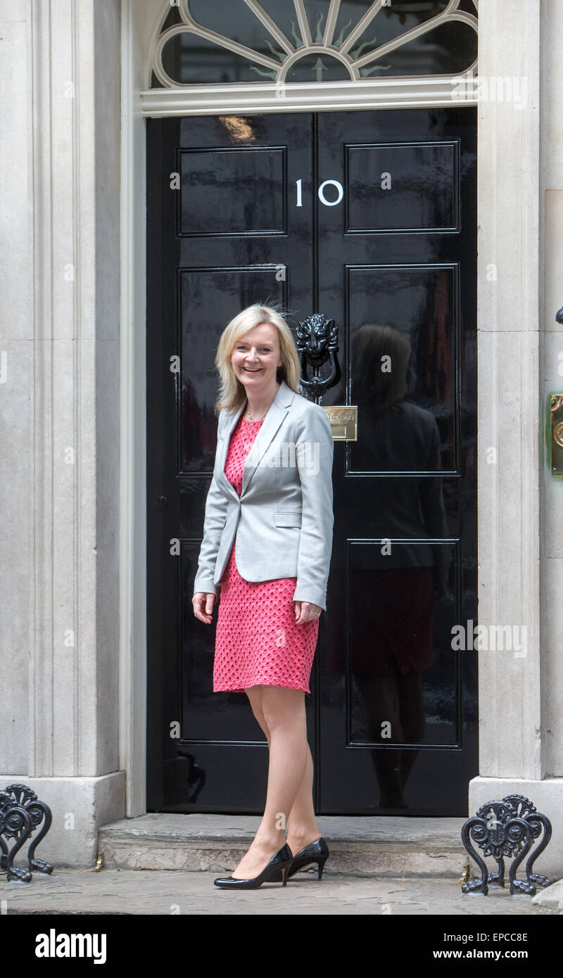 Liz Truss, Staatssekretär für Umwelt, Ernährung und ländliche Angelegenheiten, in Nr. 10 Downing Street für eine Kabinettssitzung Stockfoto