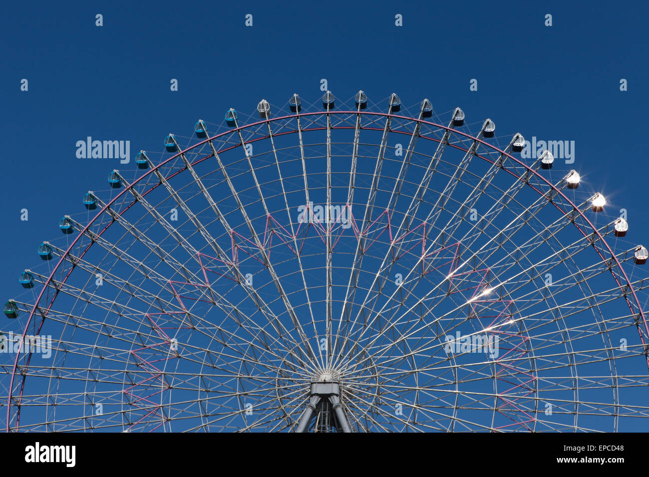 Riesenrad mit blauen Himmel im Hintergrund Stockfoto