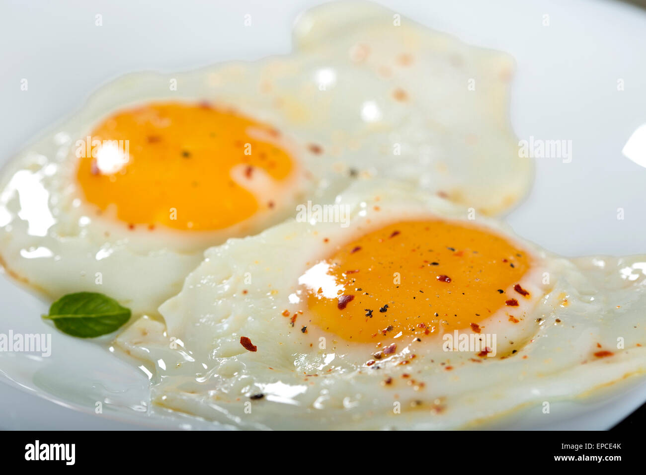 Zwei Spiegeleier für gesundes Frühstück im weißer Teller Stockfoto