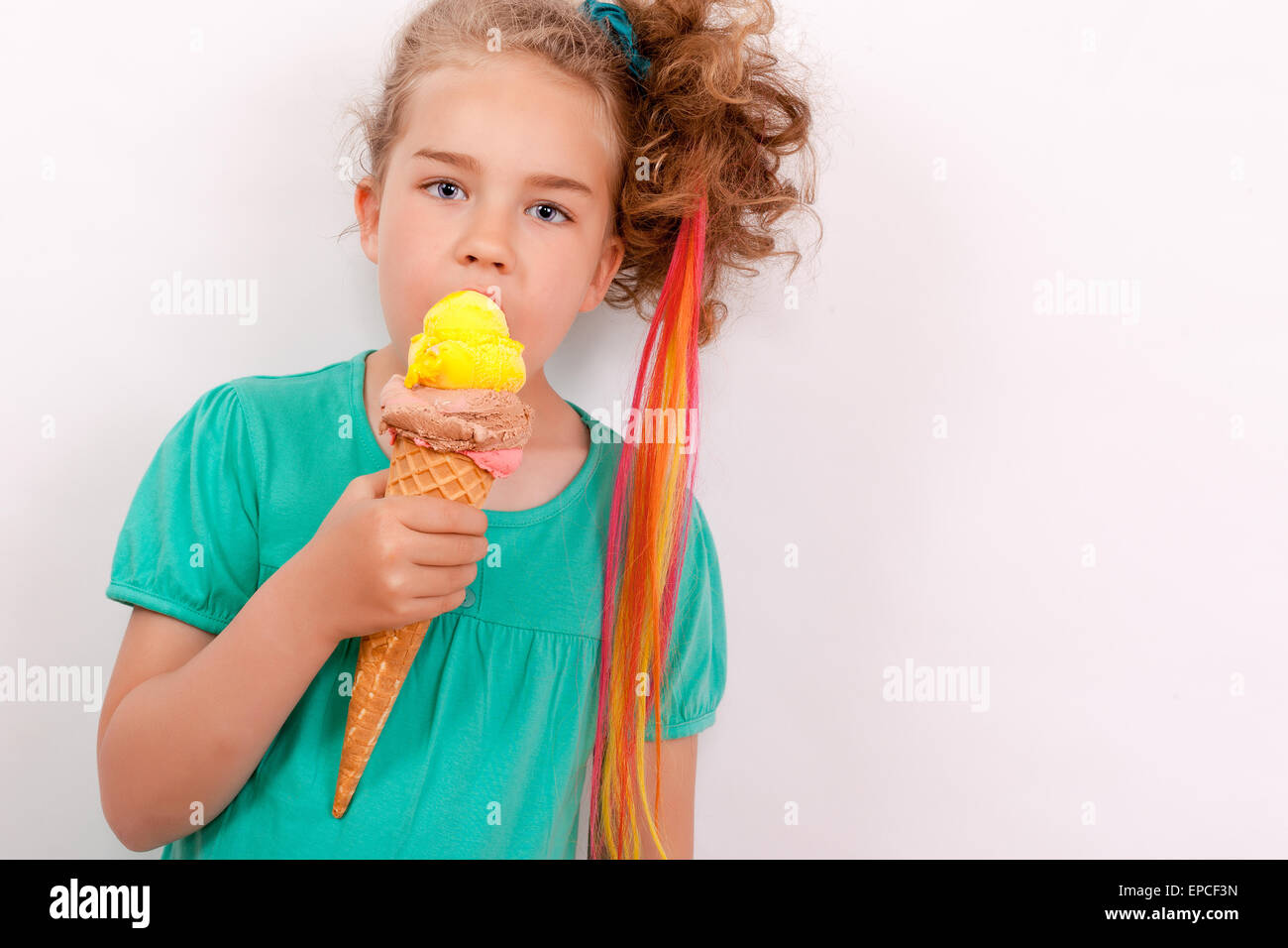 Junges Mädchen mit Riesen Eistüte Stockfoto