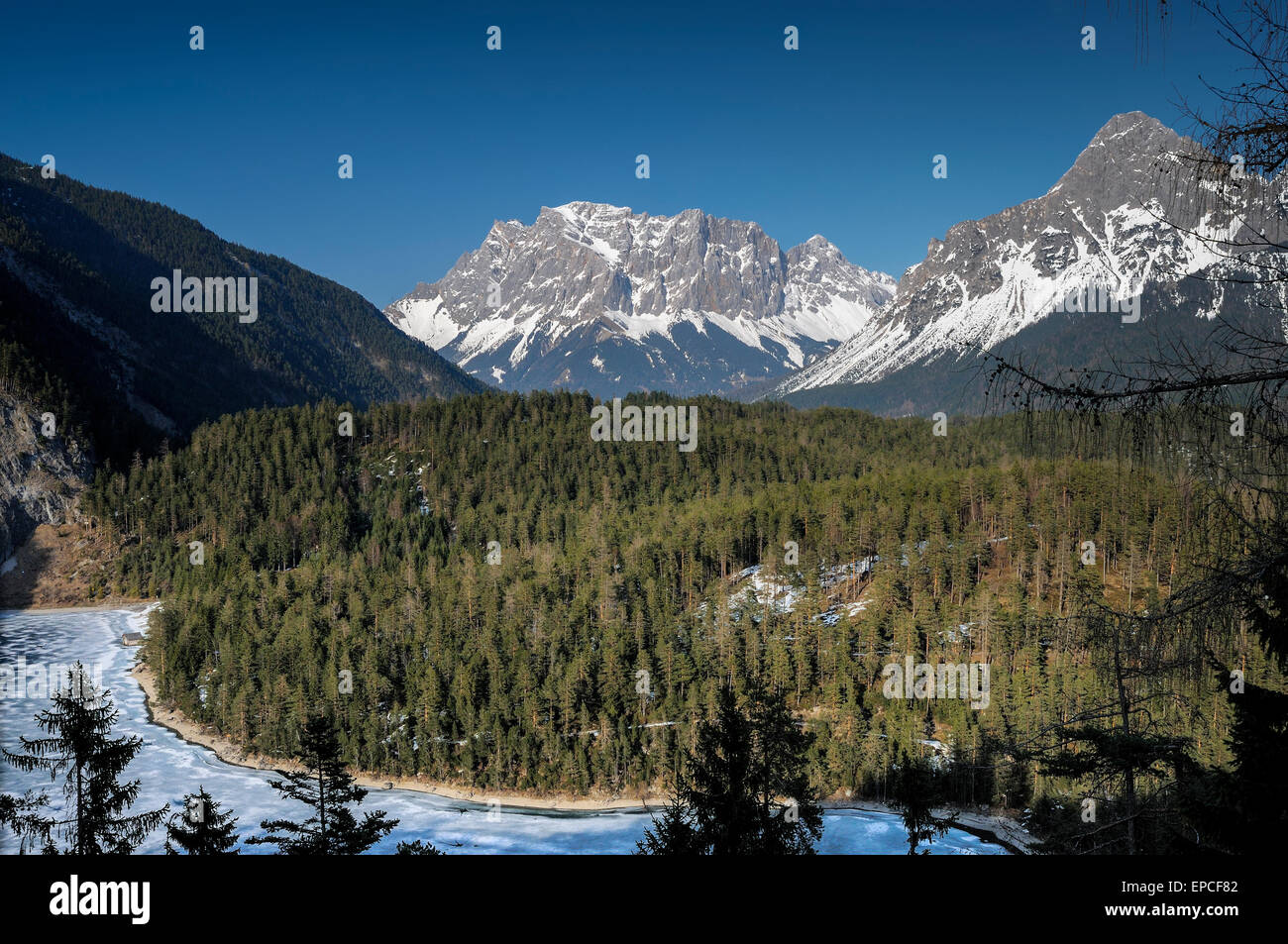 Blick auf die Berge aus den Alpen Stockfoto