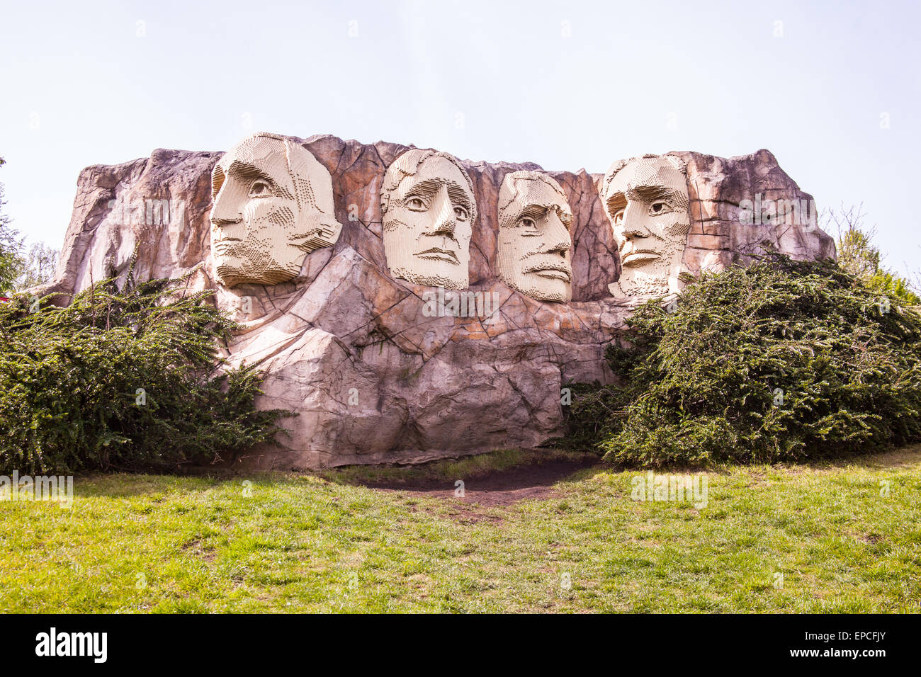 Skulptur des amerikanischen Präsidenten am Mount Rushmore, Legoland, Windsor, London, England, Vereinigtes Königreich. Stockfoto