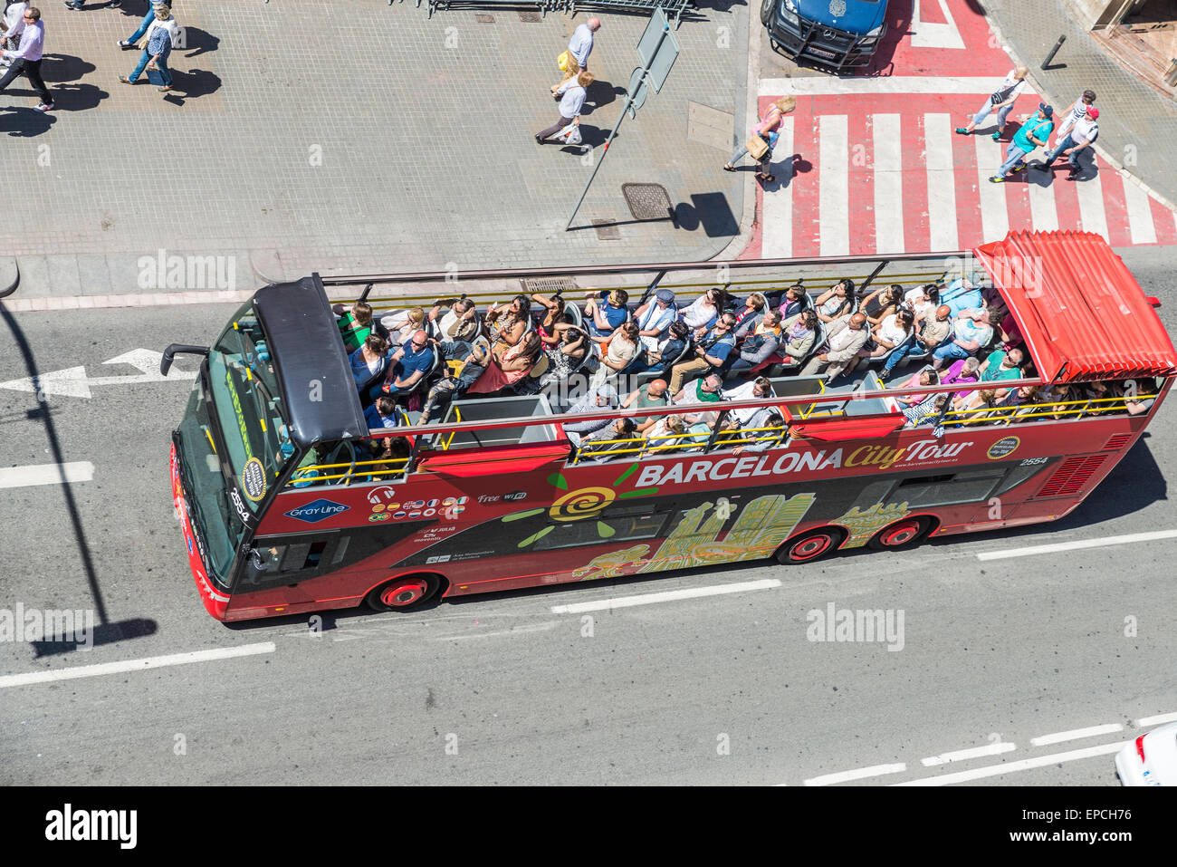 Luftaufnahme von einem komfortablen Bus in Bewegung. Barcelona City Tour ist eine offizielle touristische Bus-Service. Stockfoto