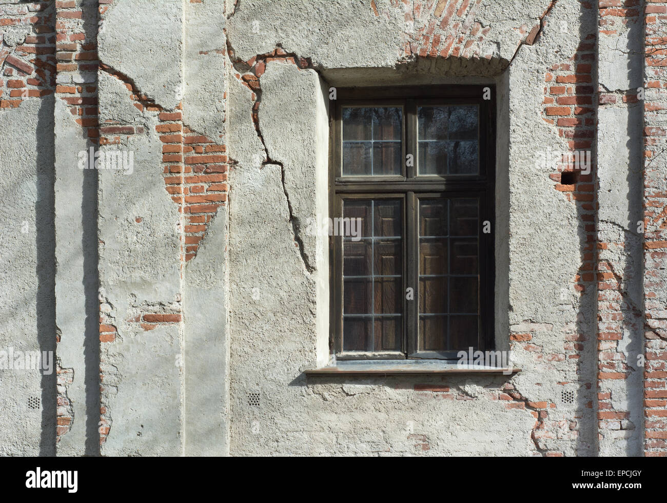 Alterung und verwitterte Fenster auf rauen stuckierter Wand Stockfoto