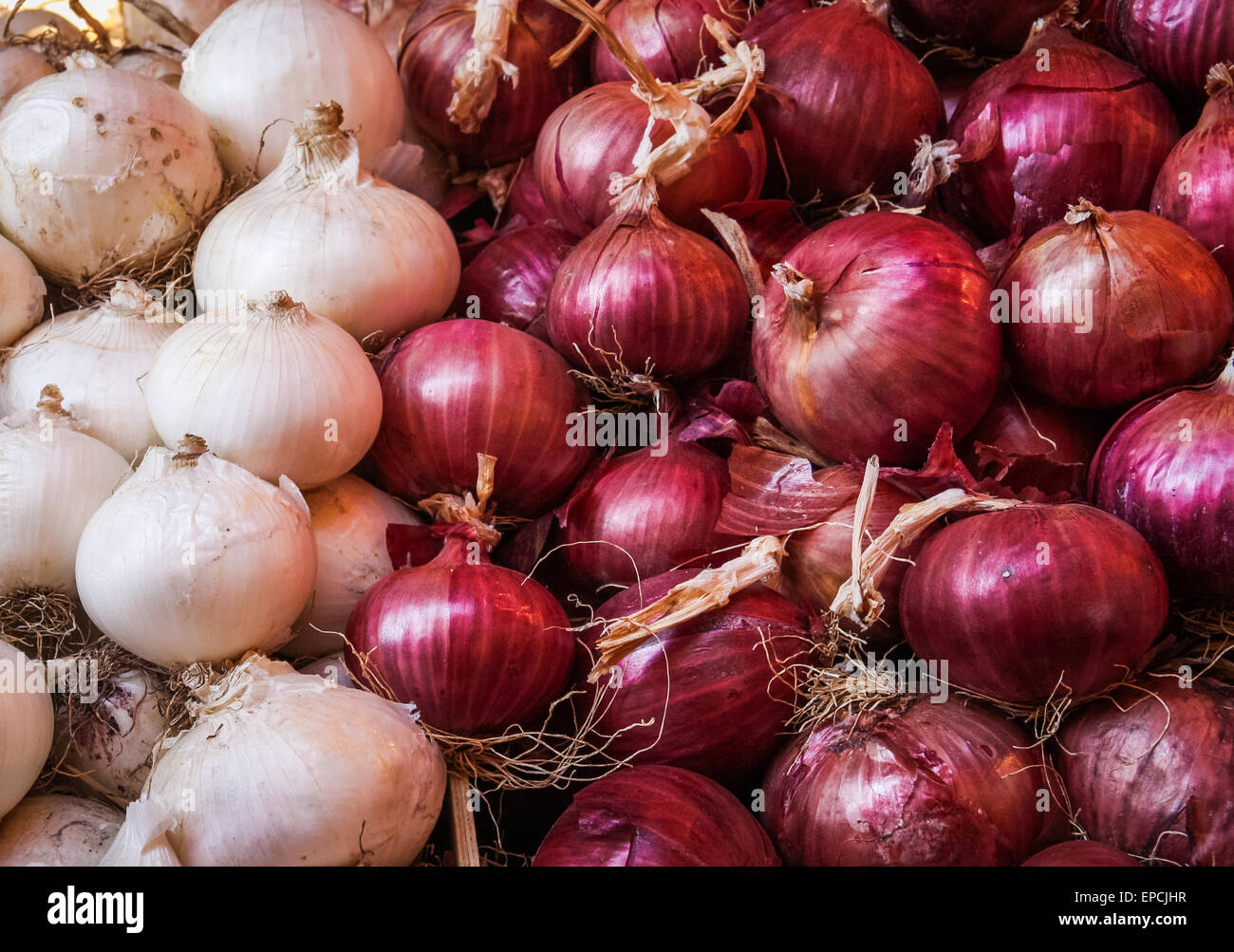 rote und weiße Zwiebeln am Marktstand in Sizilien Stockfoto