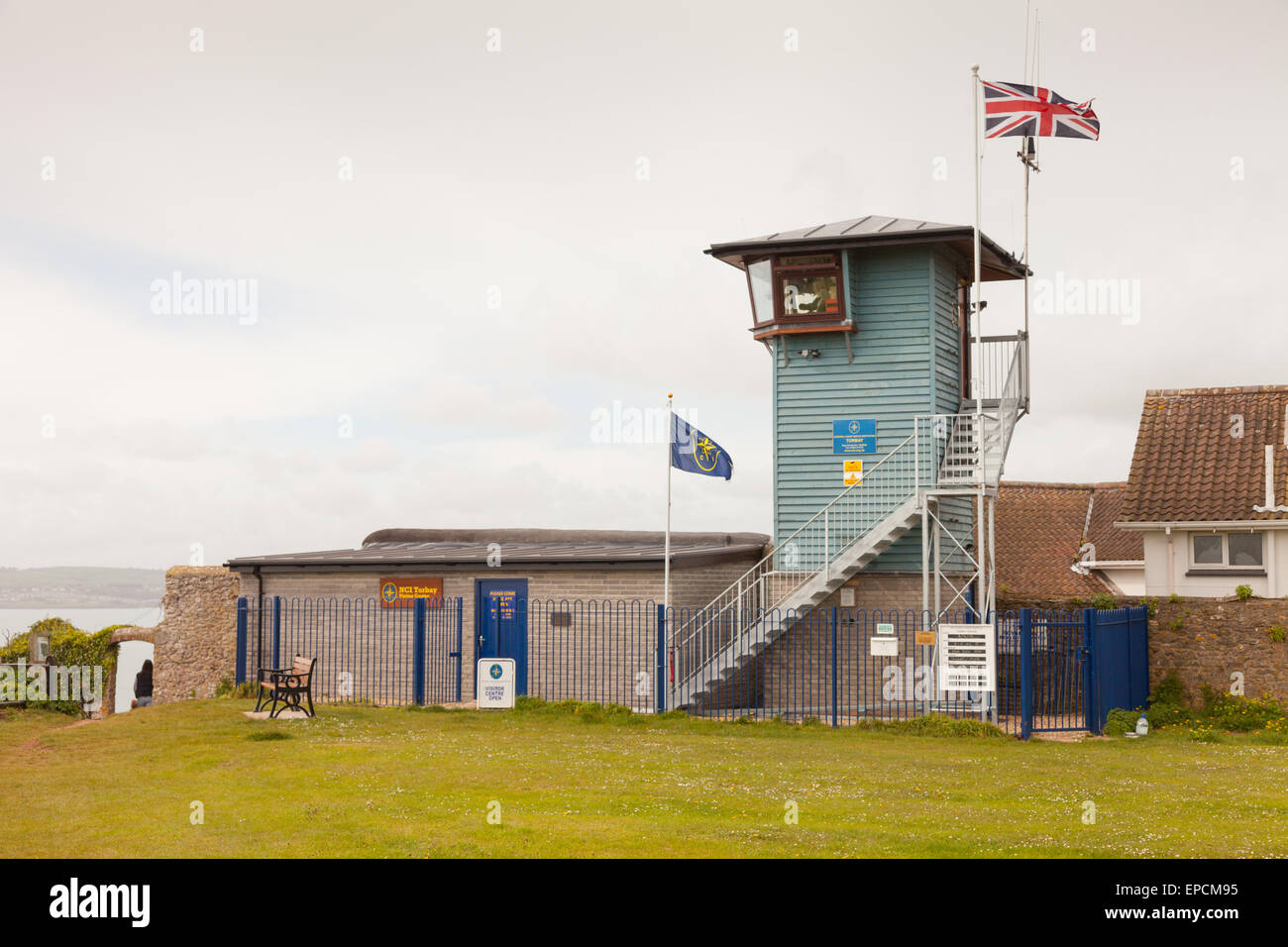 Nartional Coastwatch Bahnhof. Die Station befindet sich neben den Küste Fußweg zwischen Torquay Hafen und Meadfoot Beach. Stockfoto