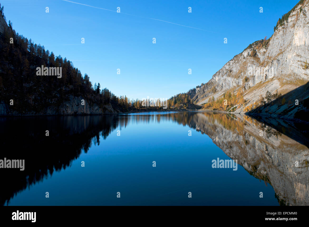 Deep Blue See in Richtung Grundlsee Vorderer Lahngangsee mit Reflexion und Felswände im Herbst Licht, Steiermark, Österreich Stockfoto