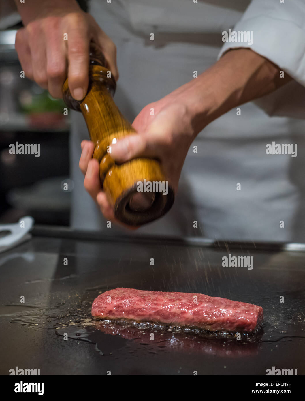 Koch Kochen Wagyu Rindfleisch im japanischen Teppanyaki Restaurant, Tokio, seichtem Fokus Stockfoto