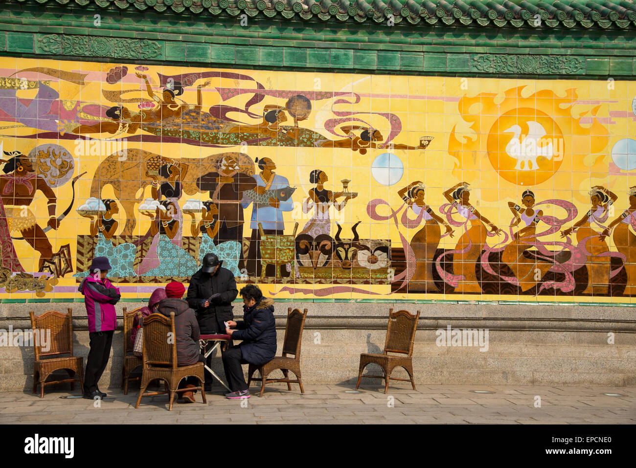 Gruppe von Menschen und große Wandmalerei in Peking china Stockfoto