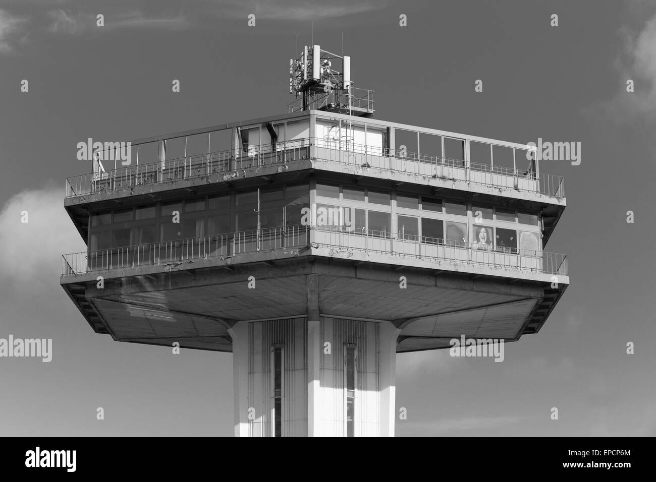 Der Pennine Turm, Teil der Lancaster Services eröffnet 1965, entworfen von den Architekten T.P. Bennett und Sohn. Monochromes Bild. Stockfoto