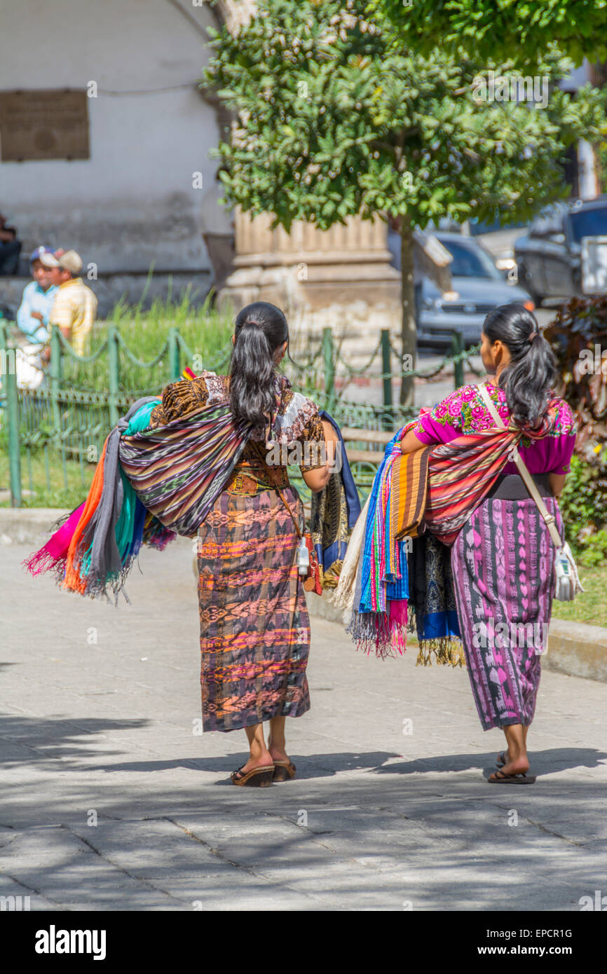 Frauen in traditionellen Kleid Maya in Antigua Guatemala Stockfoto