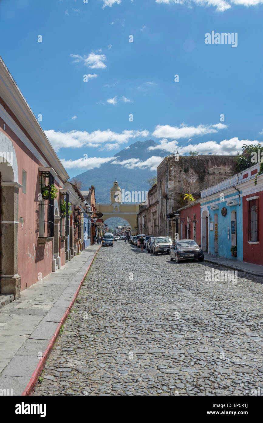 Der Arco de Santa Catalina oder Santa Catalina Arch in Antigua Guatemala mit Volcan de Agua in der Ferne. Stockfoto