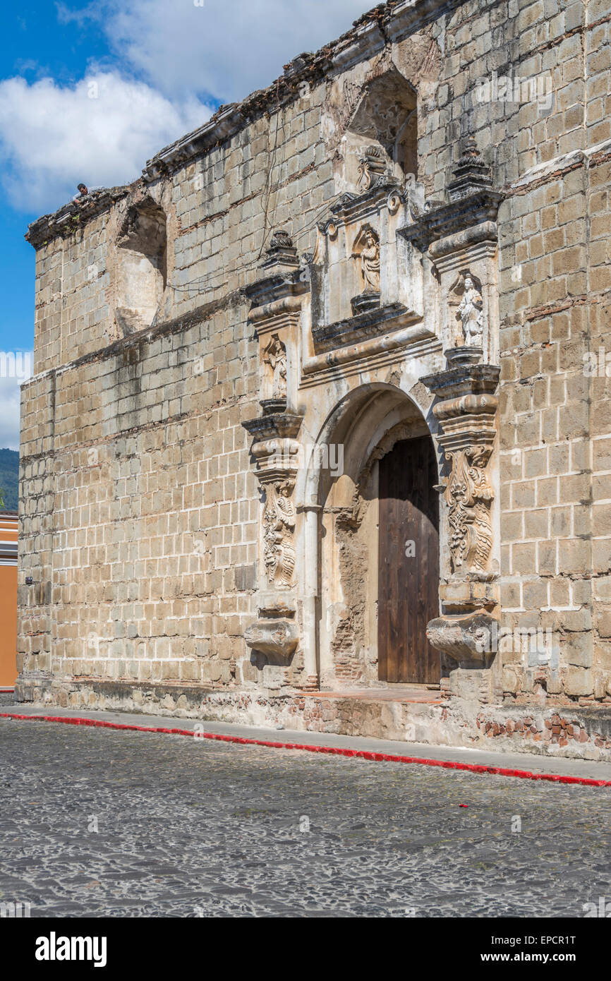 Ruinen der Katholischen Kirche in Antigua Guatemala mit einem Arbeiter auf dem Dach. Stockfoto