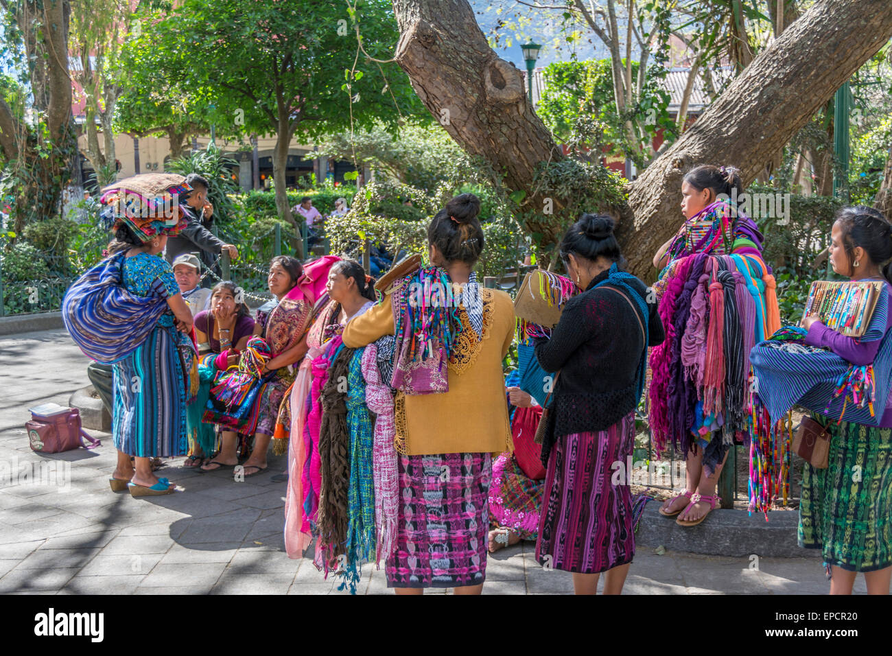 Frauen in traditionellen Maya Kleid mit Tuch, im Central Park in Antigua Guatemala zu verkaufen Stockfoto