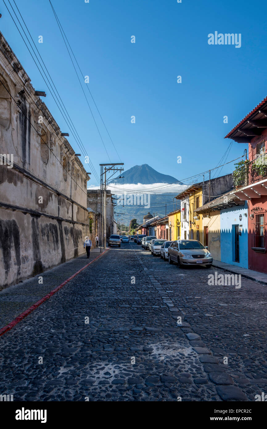 Blick auf Häuser und entfernten Vulkan in Antigua Guatemala Stockfoto