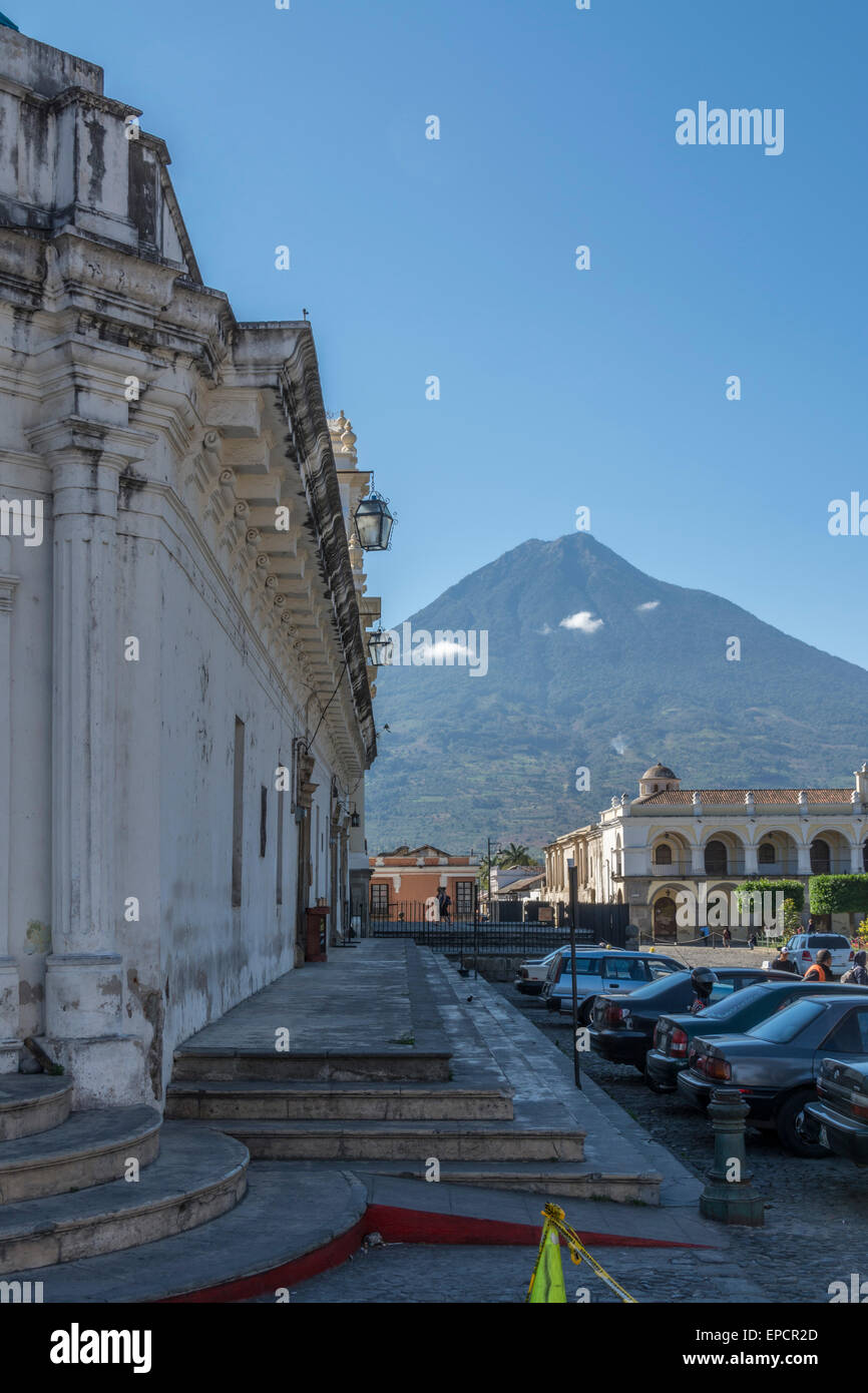 Ansicht von Volcan de Agua vom Central Park in Antigua Guatemala Stockfoto