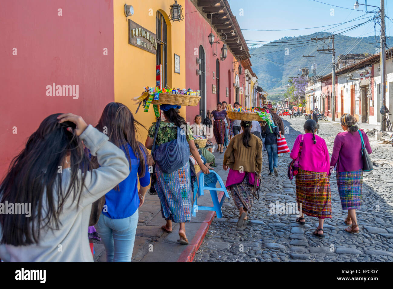 Frauen, die Körbe auf dem Kopf beim gehen die Straße hinunter in Antigua Guatemala Stockfoto