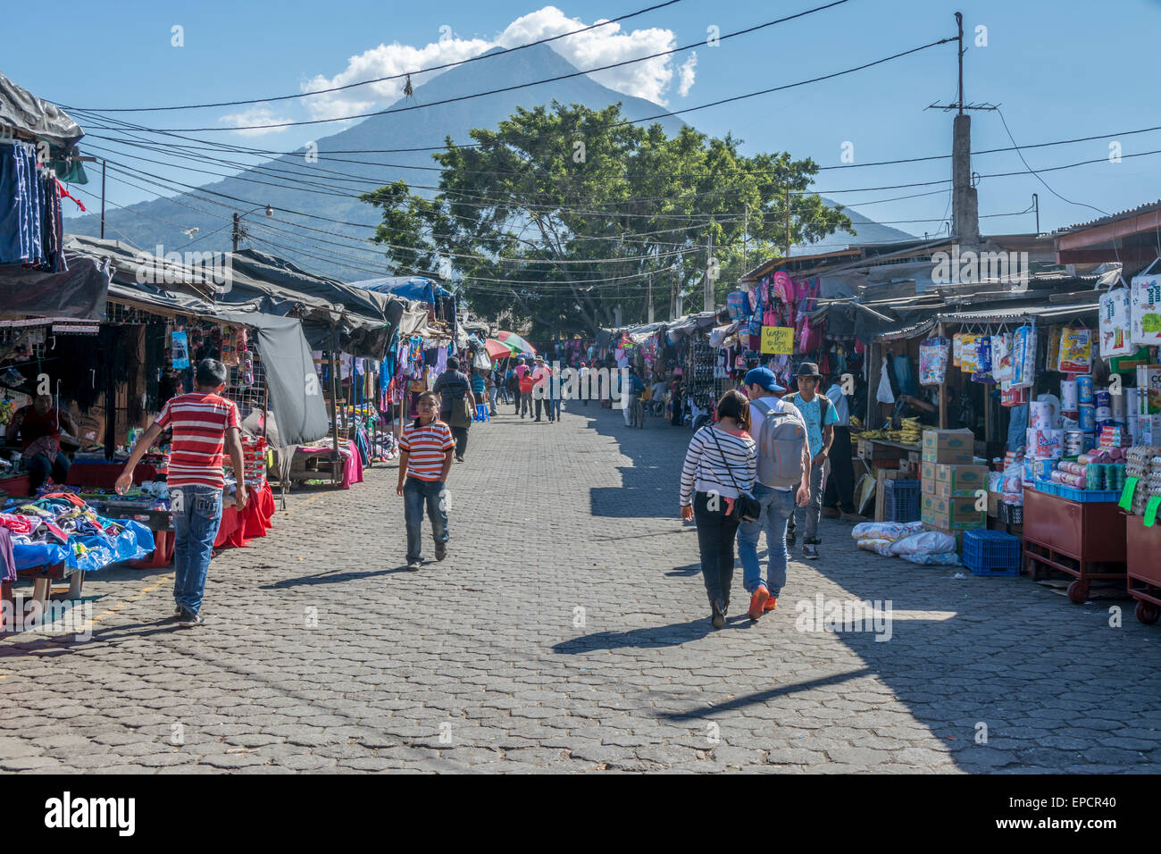 Markt in Antigua mit Volcan Aqua in der Ferne in Antigua Guatemala Stockfoto