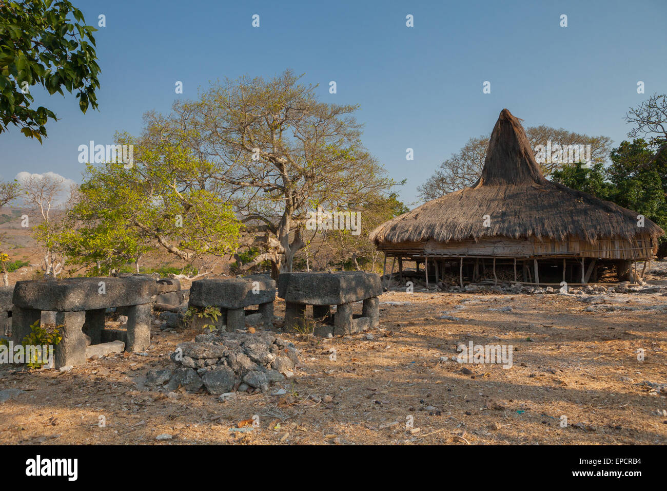 Landschaft des traditionellen Dorfes Prailiang, das auf einem felsigen Hügel in Mondu, Kanatang, East Sumba, East Nusa Tenggara, Indonesien gebaut wird. Stockfoto