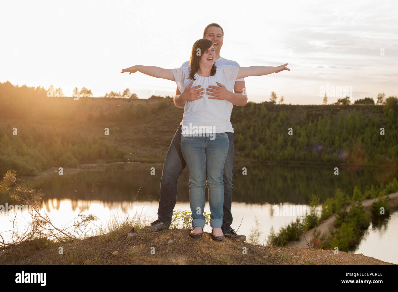 Junges Paar hat eine romantische Zeit in der Natur Stockfoto