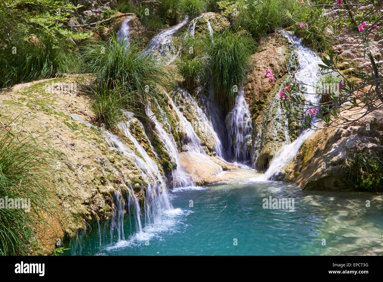 Natürlicher Wasserfall und See im Polylimnio Bereich. Griechenland Stockfoto