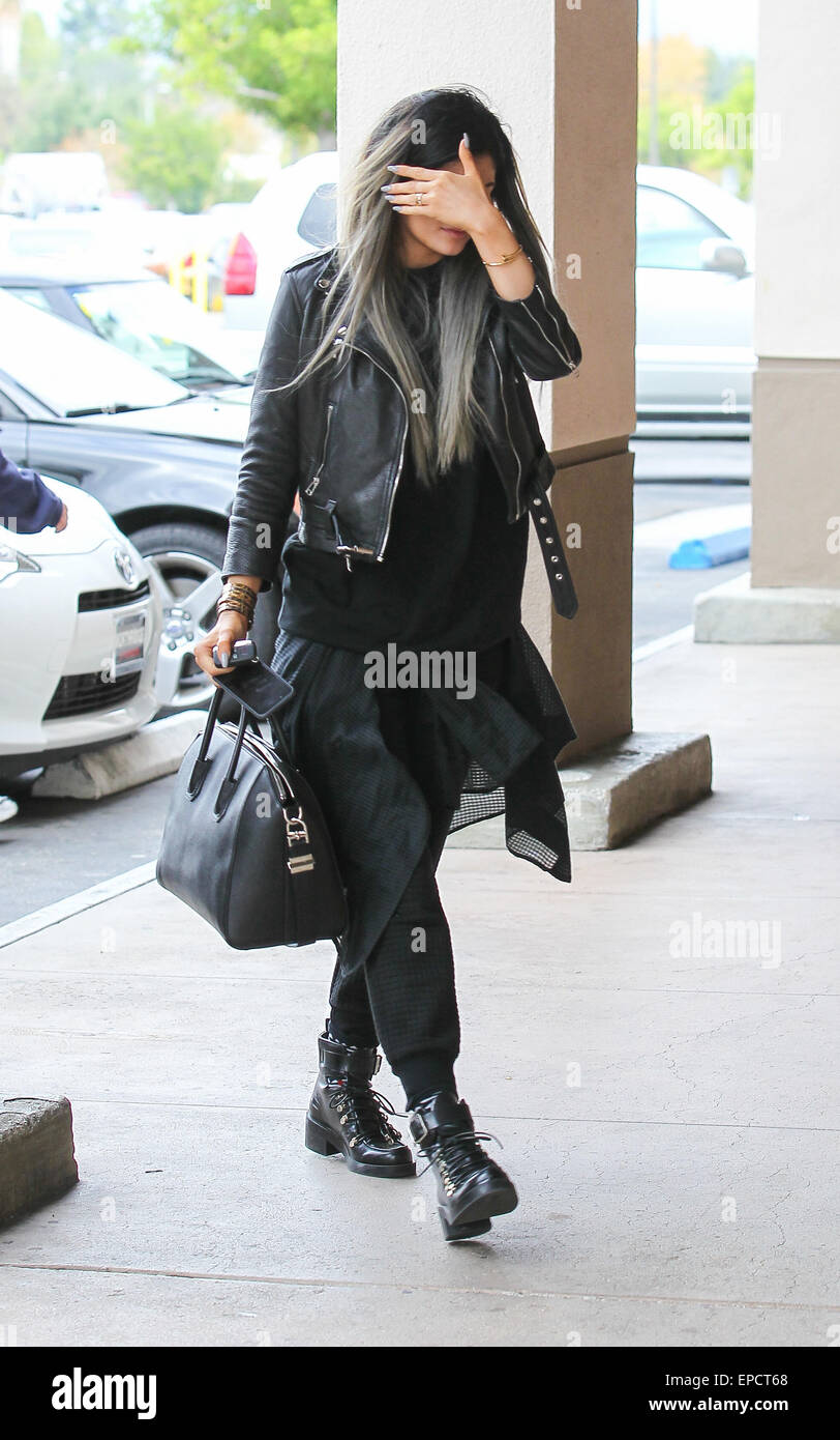 Ein kamerascheu Kylie Jenner Geschäfte im CVS Pharmacy trägt eine schwarze  Motorrad Lederjacke hält einen schwarzen Givenchy Tasche Featuring: Kylie  Jenner wo: Los Angeles, California, Vereinigte Staaten von Amerika bei: 11.  November